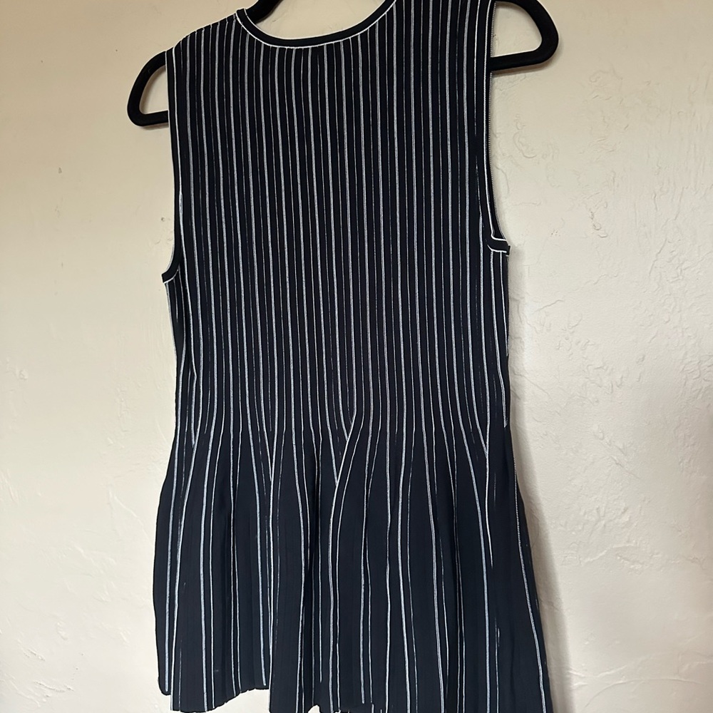 THEORY Modern Lustrate Peplum Shell
Top Large Like New